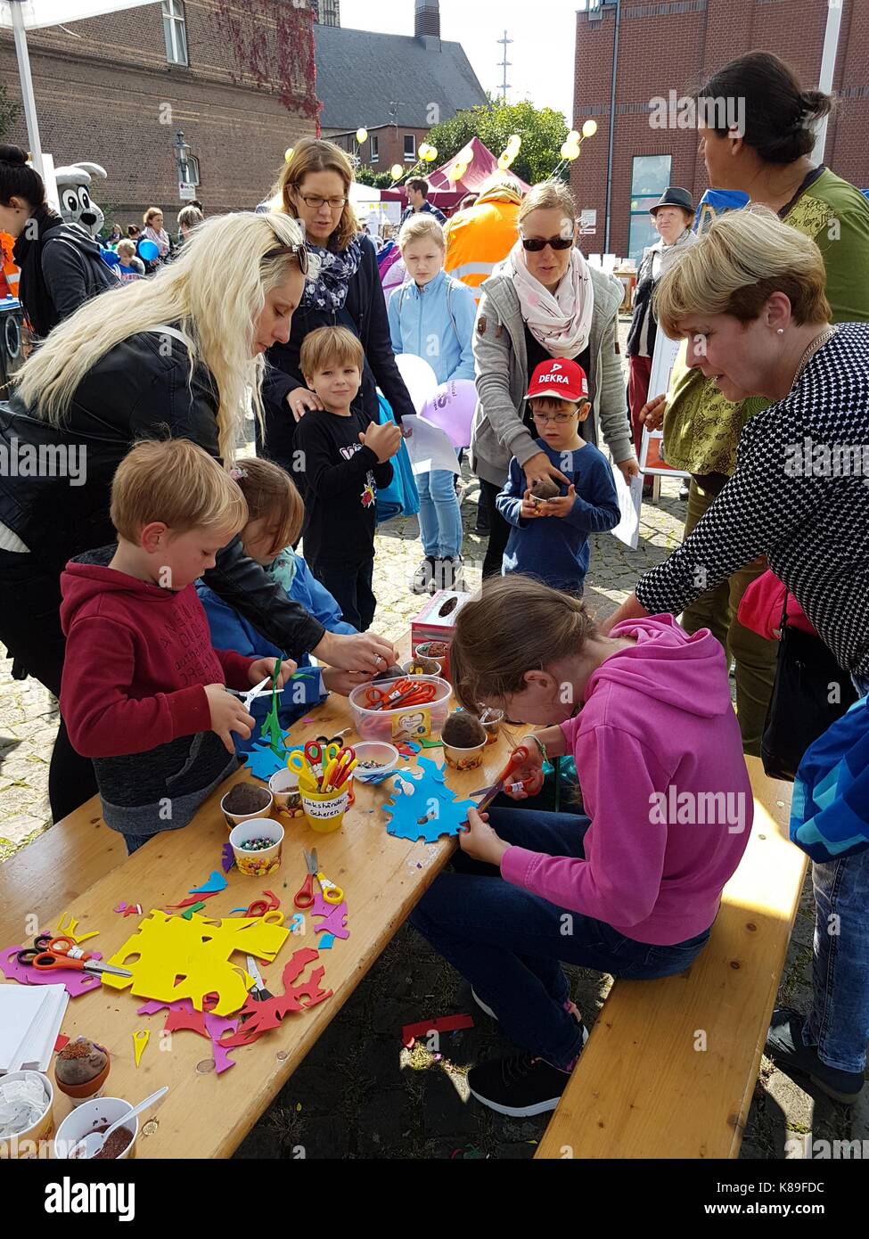 I bambini la giornata mondiale. I bambini partecipare a giochi e lotterie, imparare cose nuove o semplicemente giocare per ottenere dei Regali, dolciumi e negozio di souvenir. I genitori e gli adulti aiutare i giovani di tutto il mondo Foto Stock