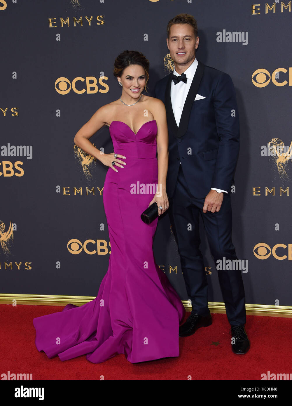 Los Angeles, Stati Uniti d'America. Xvii Sep, 2017. Justin Hartley, chrishell stause 204 arrivando alla sessantanovesima annuale di Emmy awards presso il teatro di Microsoft. in Los Angeles. 17 settembre 2017 credit: tsuni/USA/alamy live news Foto Stock