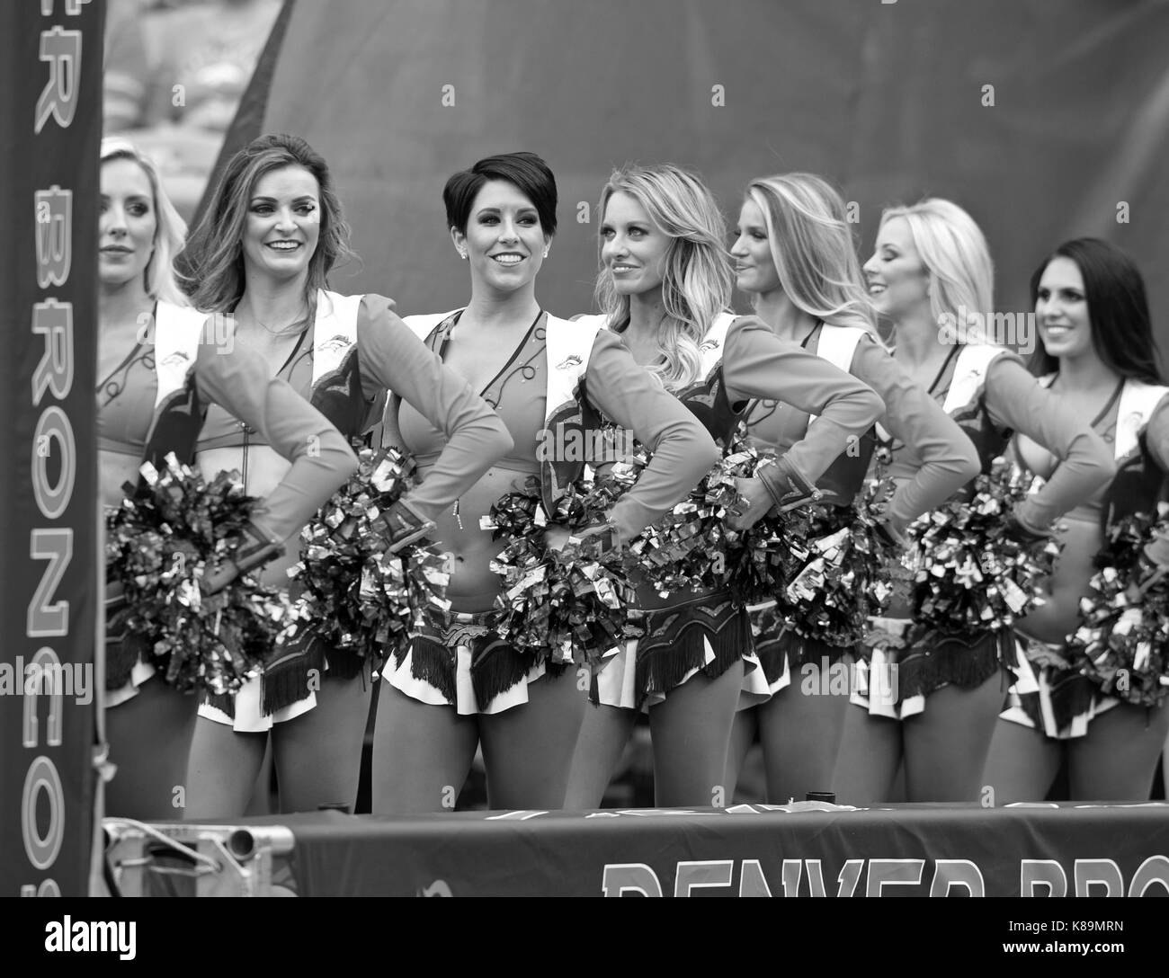 Denver, Colorado, Stati Uniti d'America. Xvii Sep, 2017. Denver Broncos Cheerleaders pronto a intrattenere il pubblico prima di iniziare il 1st. Mezza a autorità sportive Field at Mile High domenica pomeriggio. Broncos battere i cowboy 42-17. Credito: Hector Acevedo/ZUMA filo/Alamy Live News Foto Stock