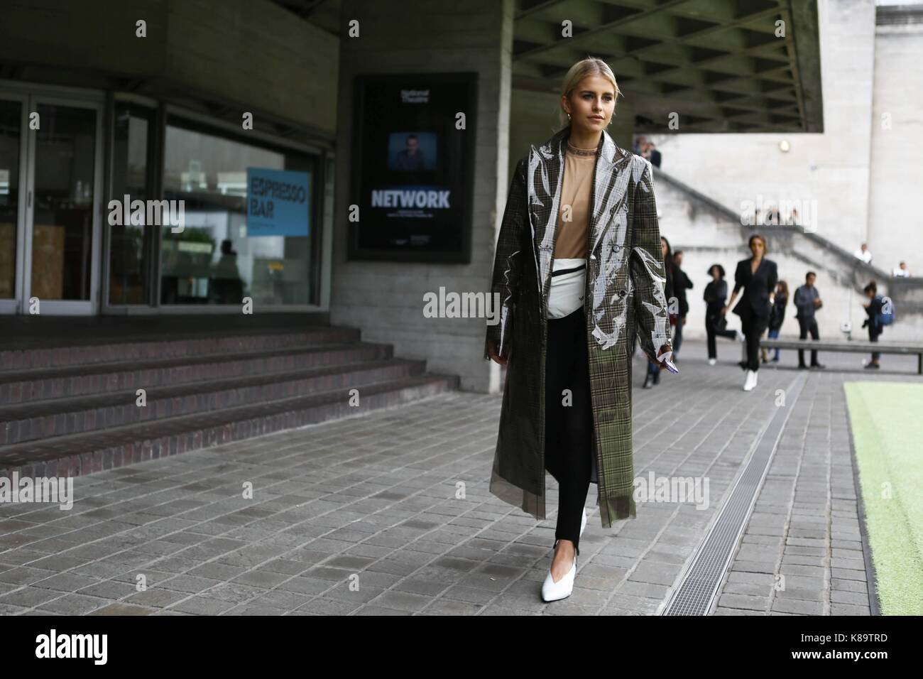 Blogger caroline daur ponendo al di fuori del Roland Mouret pista visualizza durante la London Fashion Week - Settembre 17, 2017 - foto: Valentina ranieri ***per solo uso editoriale*** | verwendung weltweit Foto Stock