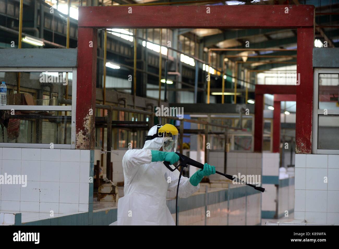 Sud tangerang. Xix Sep, 2017. Un funzionario indossando maschere e tute di protezione spray disinfettante durante la pandemia influenzale trapano di risposta in un mercato nel sud tangerang, Indonesia. sept. 19, 2017. Credito: agung kuncahya b./xinhua/alamy live news Foto Stock