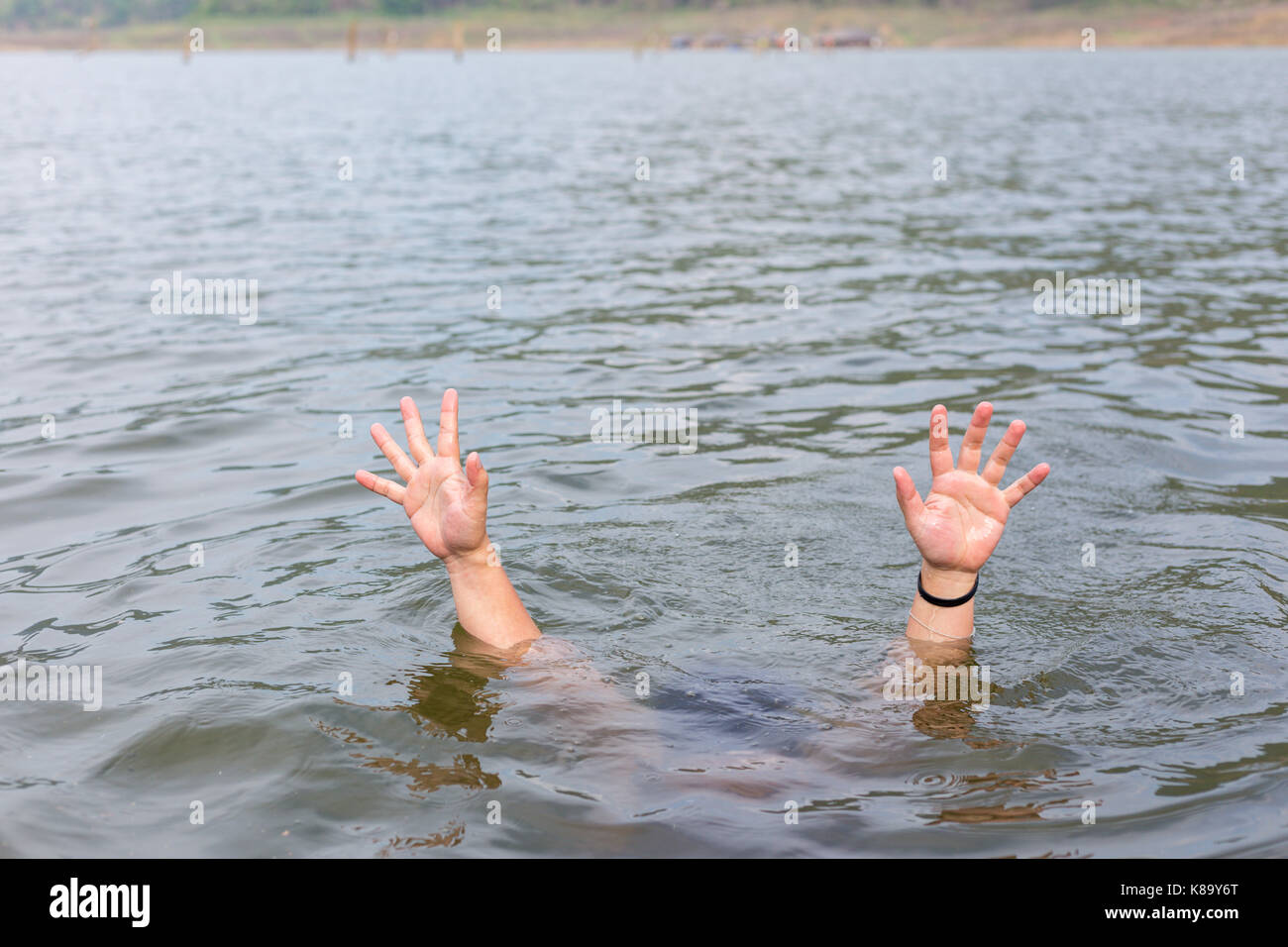Mano di uomo di annegamento per chiedere aiuto Foto Stock