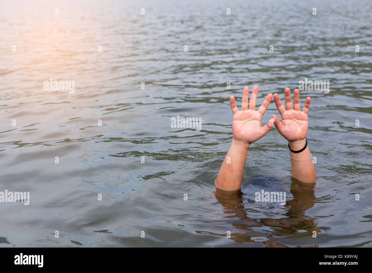 Mano di uomo di annegamento per chiedere aiuto Foto Stock