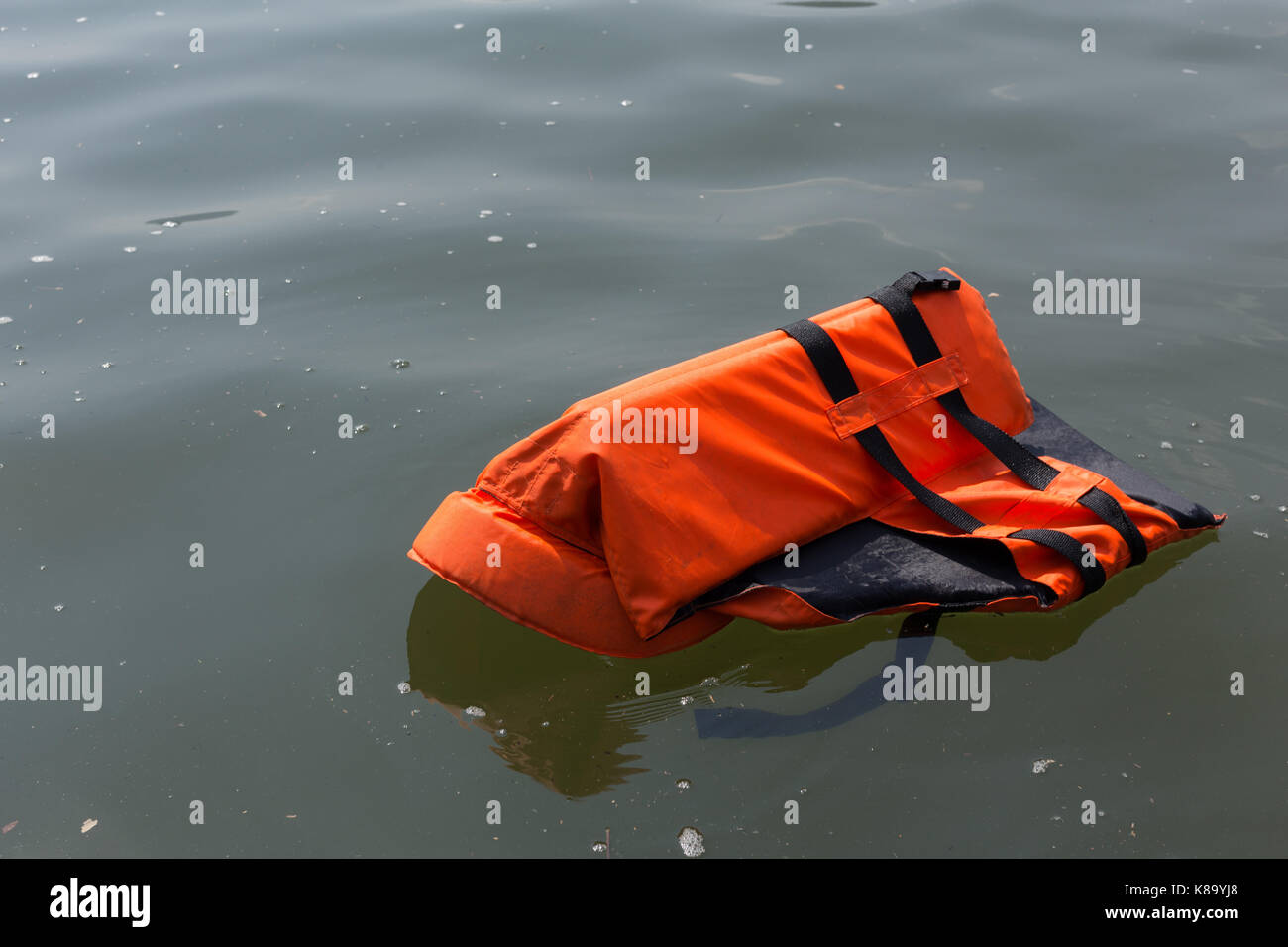 Giubbotti di salvataggio sono state oggetto di pratiche di dumping nel mare. Foto Stock