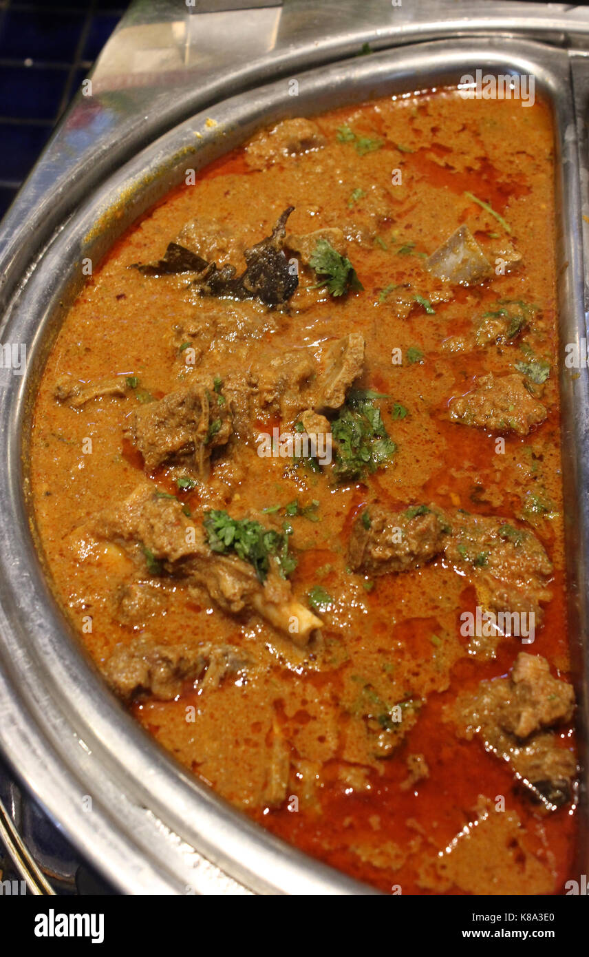 Rara gosht servita come una parte del corso principale a un non veg buffet ad un ristorante di Nuova Delhi, India Foto Stock