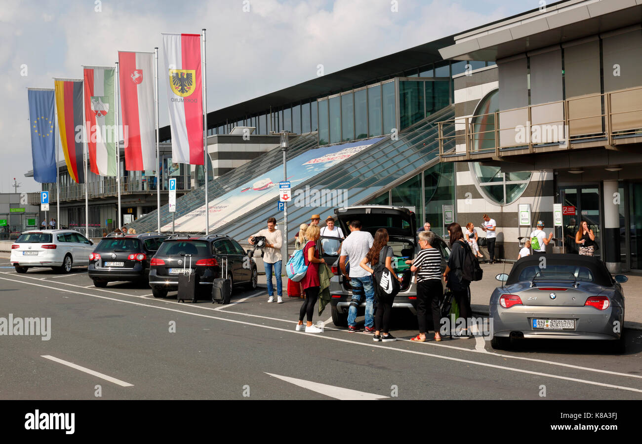 Flugpassagiere vor dem Flughafengebaeude, Flughafen Dortmund, Ruhrgebiet, Renania settentrionale-Vestfalia Foto Stock