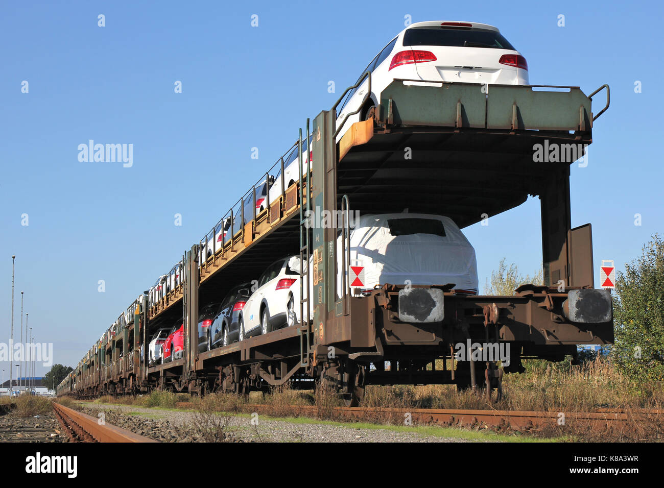 Autorack con nuovi veicoli per l'esportazione Foto Stock