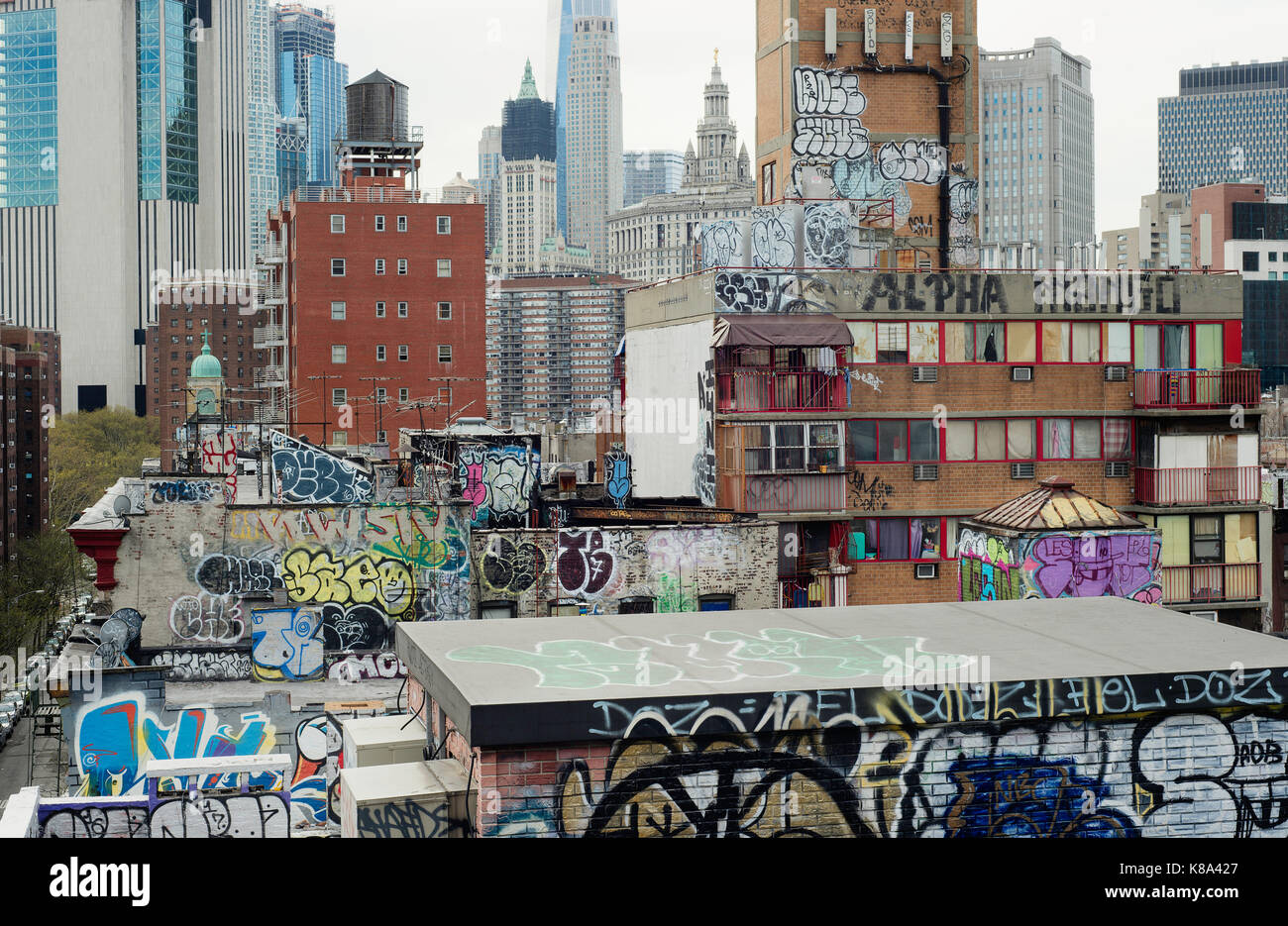Una vista sui tetti di Manhattan dal ponte di Manhattan. Foto Stock