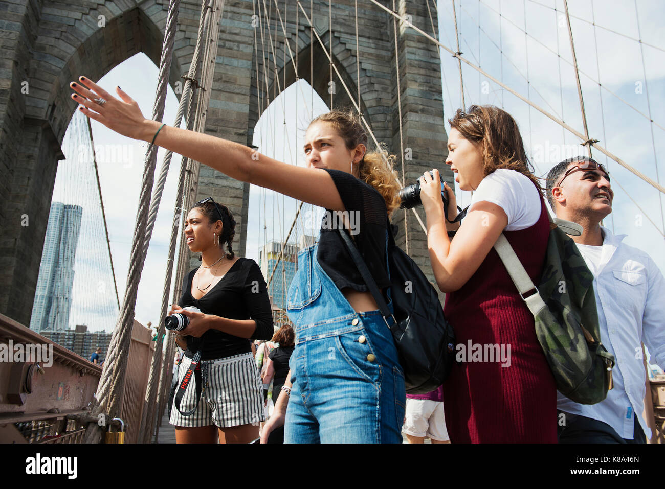 Turisti sul ponte di Brooklyn, New York New York. Foto Stock