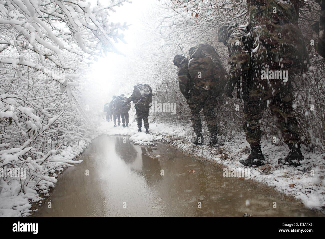Legione Straniera francese reclute (Engagé Volontaires) a piedi attraverso derive di neve e blizzard condizioni mentre il loro 'Kepi marzo " vicino al 4REI, 2CIE's Foto Stock