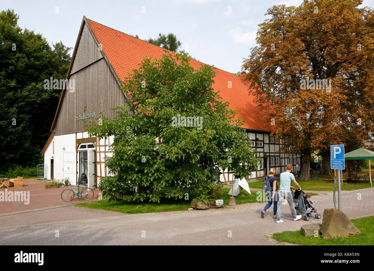 AWO-Schultenhof, Wohnprojekt und Arbeitsprojekt der Arbeiterwohlfahrt fuer Behinderte, Hofladen im Fachwerkhaus, Dortmund-Renninghausen, Ruhrgebiet, N Foto Stock