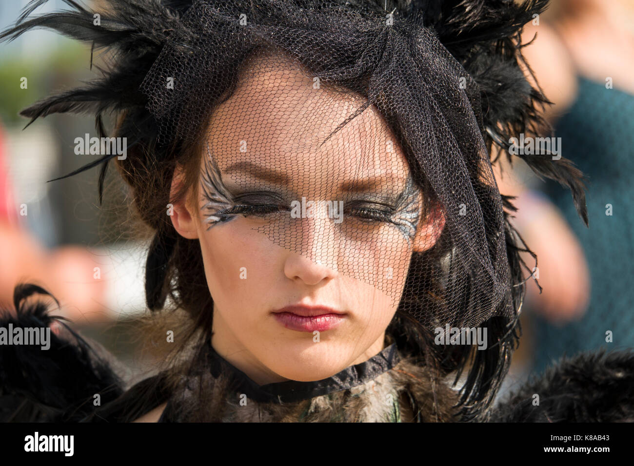 Colorata e bella giovane donna modello in posa come un essere umano manichino manichino in costume Foto Stock