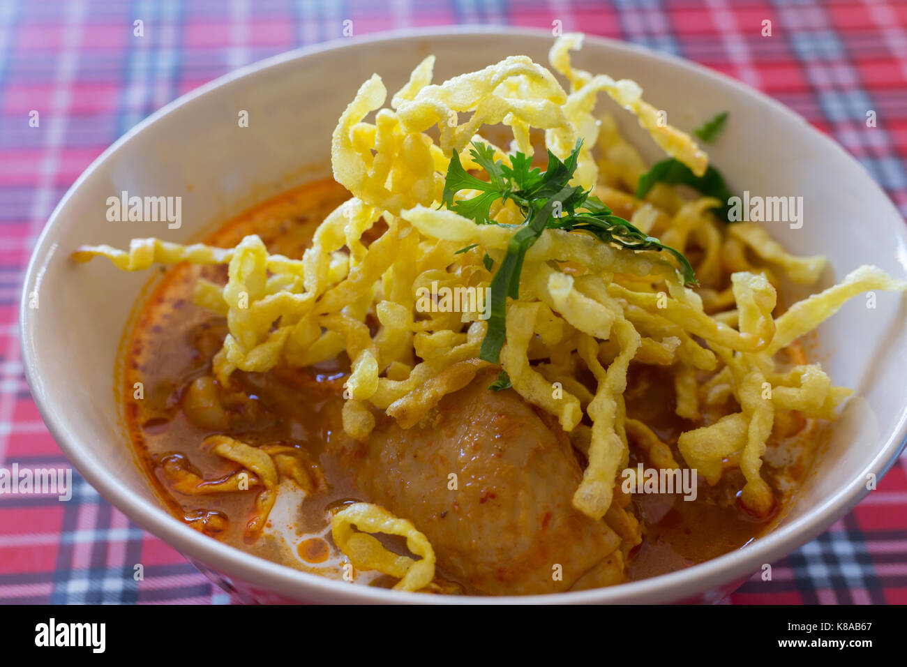 Khao soi , in stile tailandese settentrionale salsa speziata zuppa di noodle al pollo con Foto Stock