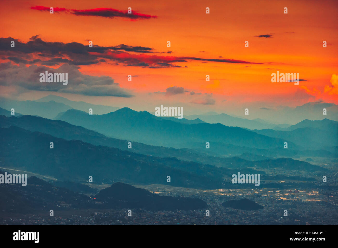 Blue Mountain Range e arancione tramonto cielo molto nuvoloso Foto Stock