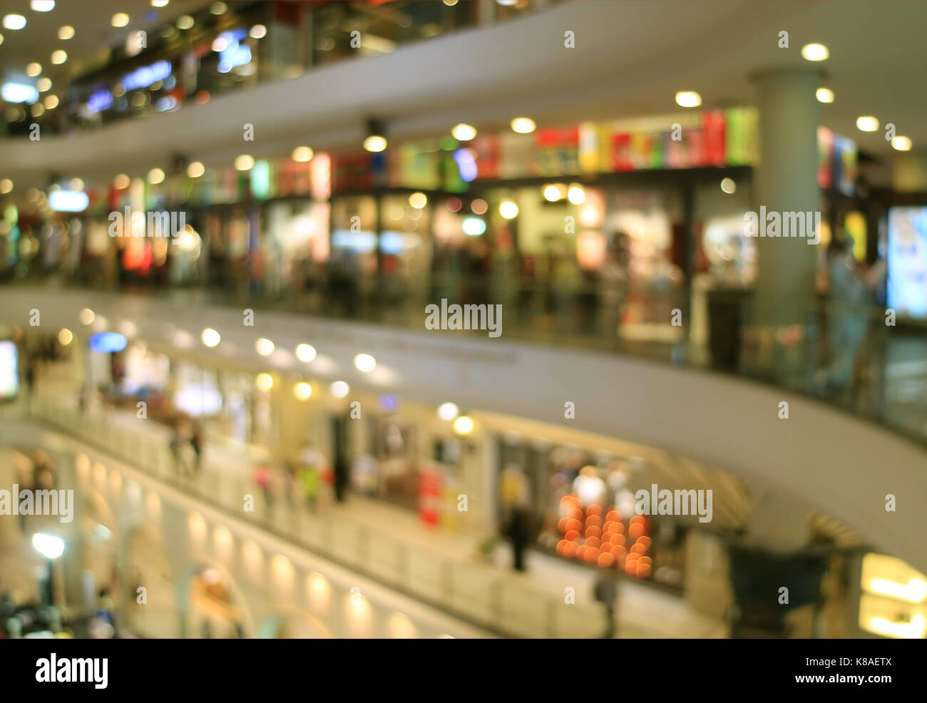Abstract offuscata e fuori fuoco foto dell'interno di un centro commerciale per lo shopping con luci bokeh di fondo Foto Stock