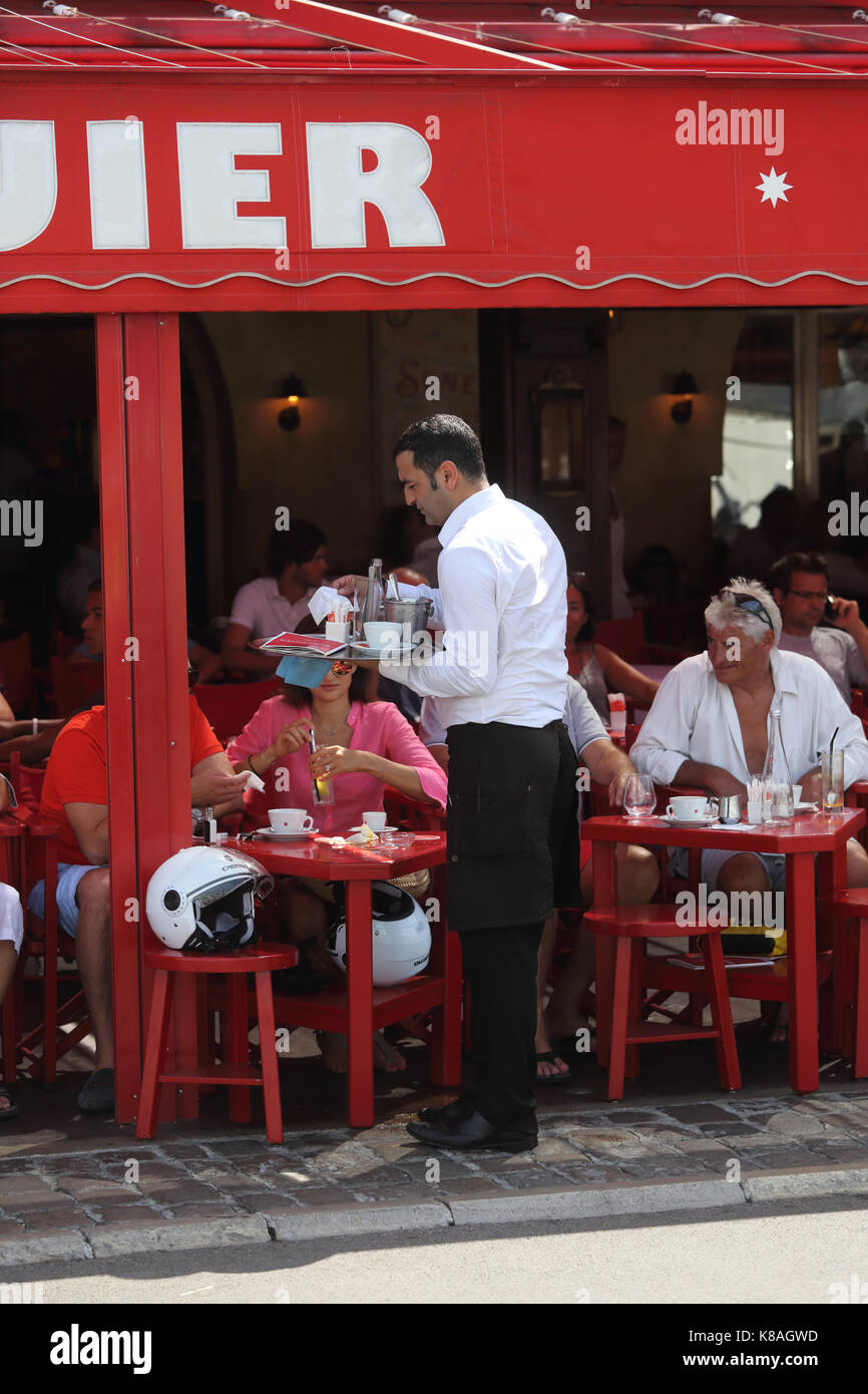Cameriere a senequier bar, st tropez, nel sud della Francia Foto Stock