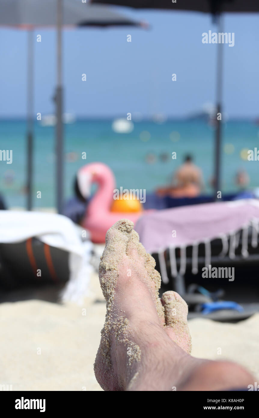 Piedi di sabbia sulla spiaggia Foto Stock