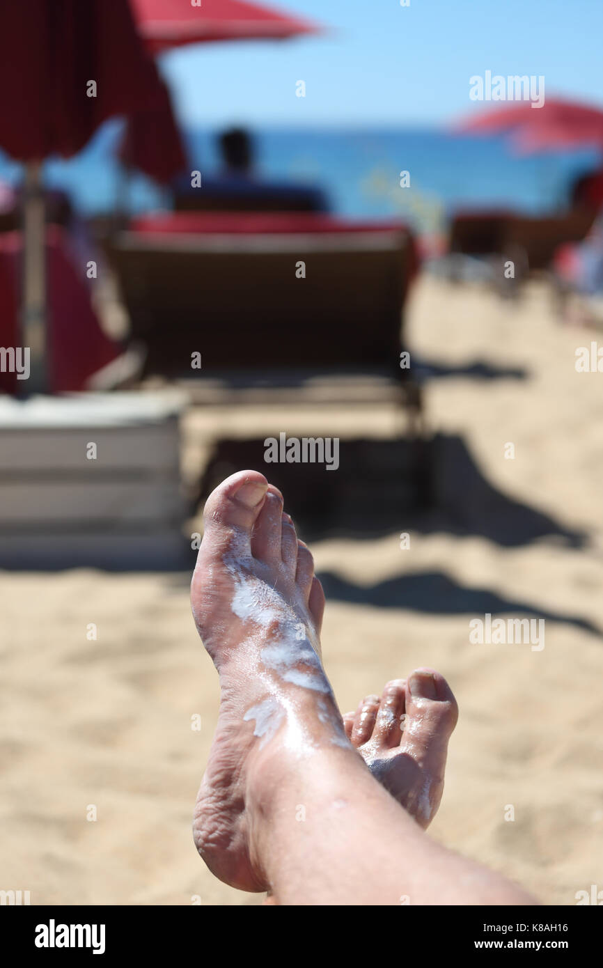 Piedi di sabbia sulla spiaggia Foto Stock