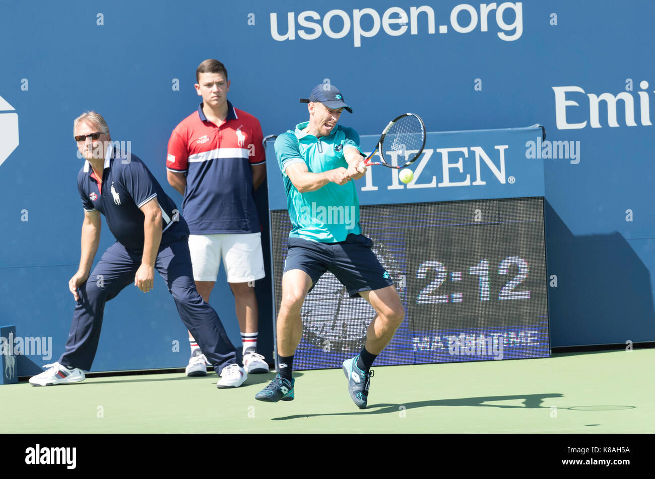 New york, ny, Stati Uniti d'America - 30 agosto 2017: John millman dell Australia restituisce palla durante il match contro il nick kyrgios dell Australia a us open championships a Billie Jean King National Tennis Center Foto Stock