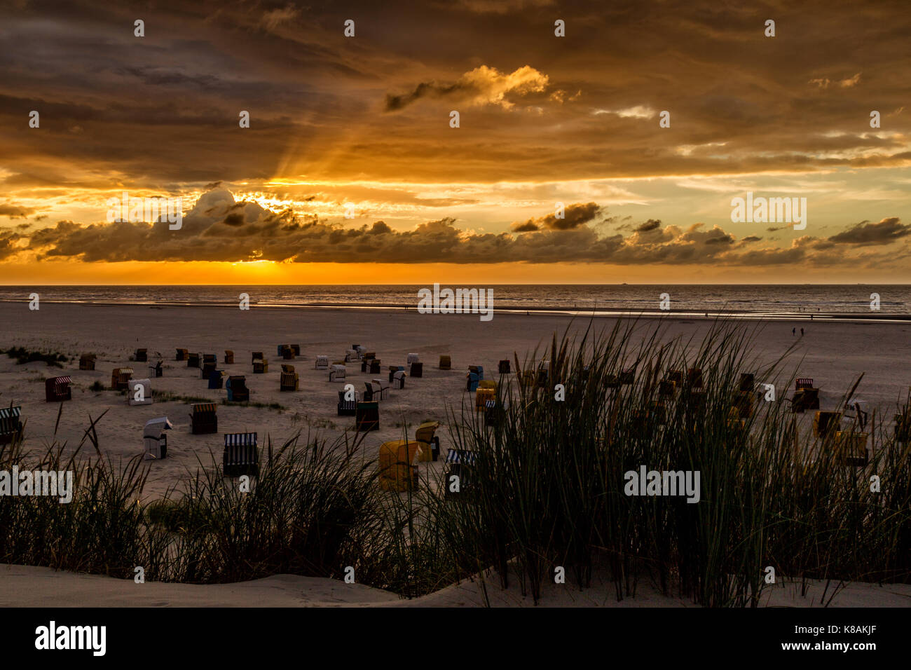 Tramonto e drammatico cielo sopra la spiaggia sul mare del nord Isola juist, Frisia orientale, Germania, Europa. Foto Stock