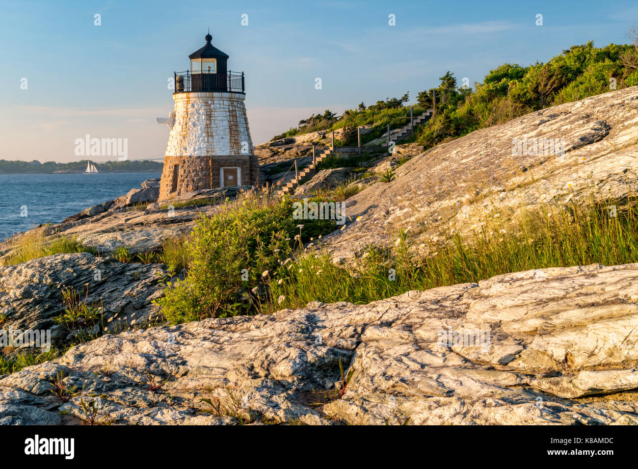 Castle Hill lighthouse bagnata con la luce calda del tramonto, Newport, Rhode Island Foto Stock