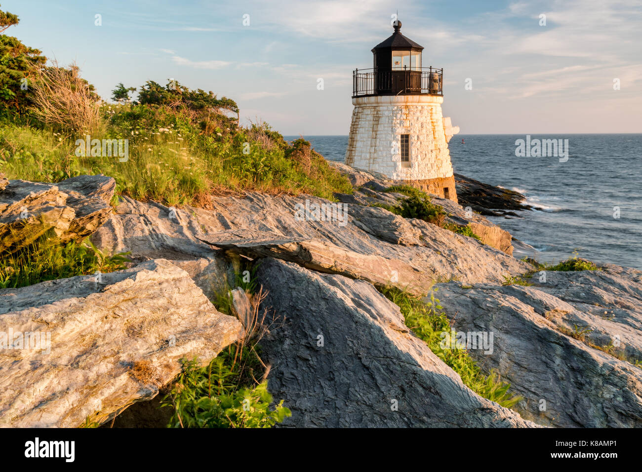 Castle Hill lighthouse bagnata con la luce calda del tramonto, Newport, Rhode Island Foto Stock
