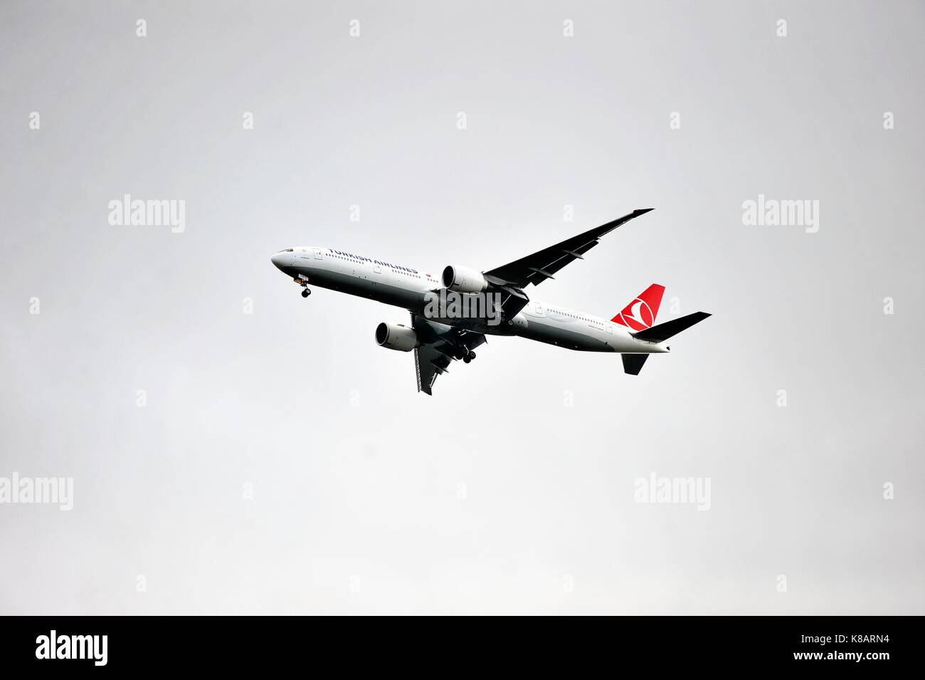 Con il suo atterraggio giù, la Turkish Airlines Boeing 777 sul suo approccio finale all'Aeroporto Internazionale O'Hare di Chicago. Chicago, Illinois, Stati Uniti d'America. Foto Stock