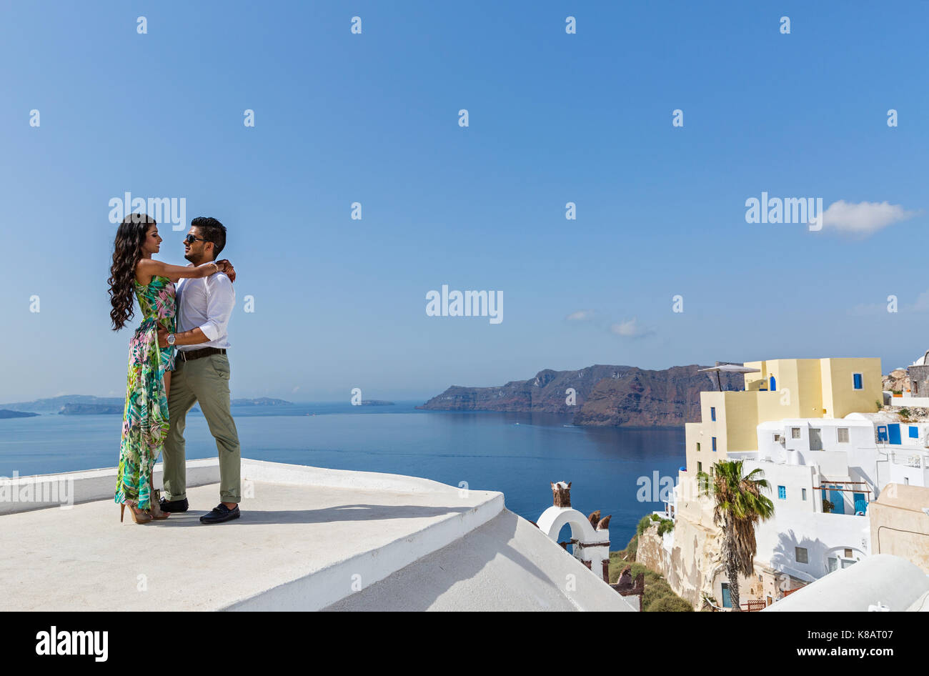 Una giovane coppia in luna di miele a Santorini, Grecia Foto Stock
