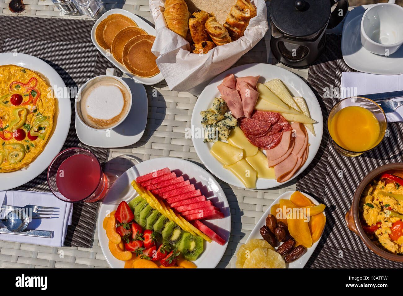 Sulla tavola fresca e sana colazione per due Foto Stock