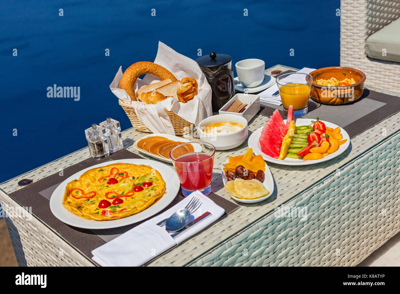 Fresca e sana colazione sullo sfondo del mare Foto Stock