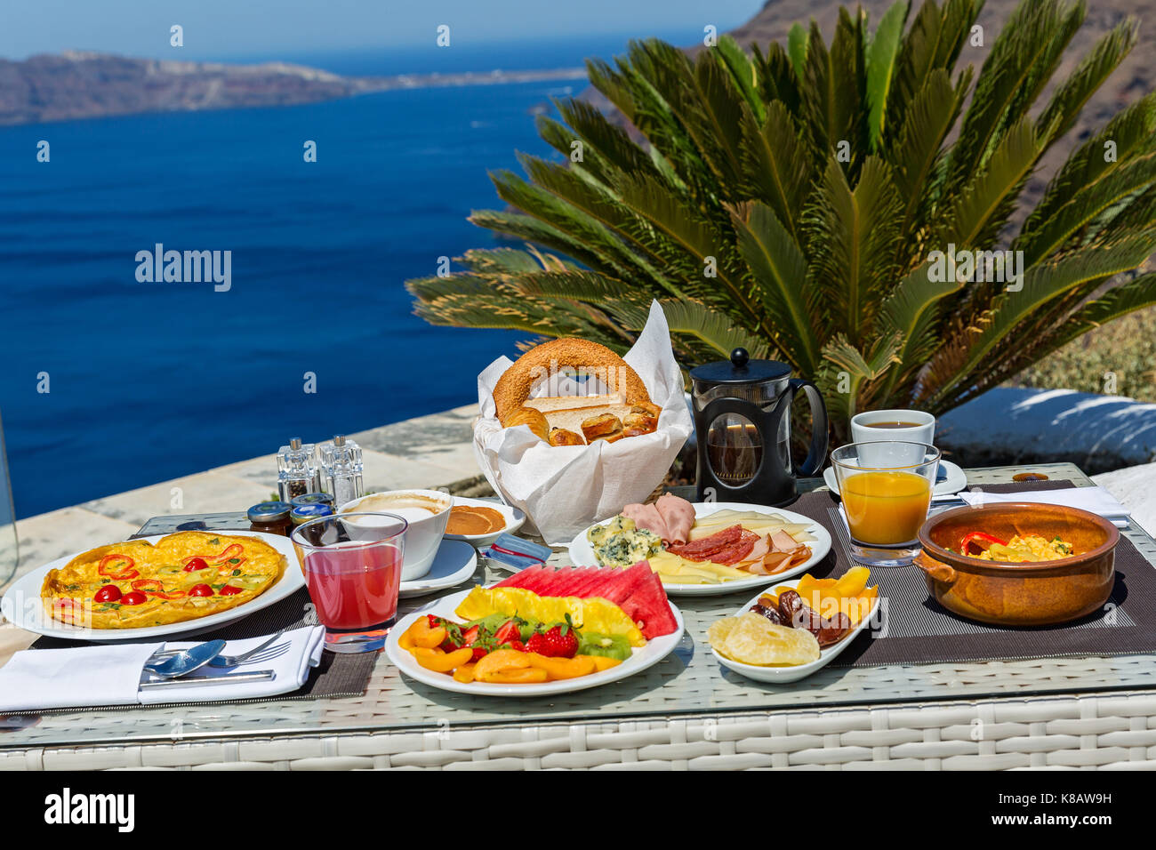 Colazione romantica per due in riva al mare Foto Stock