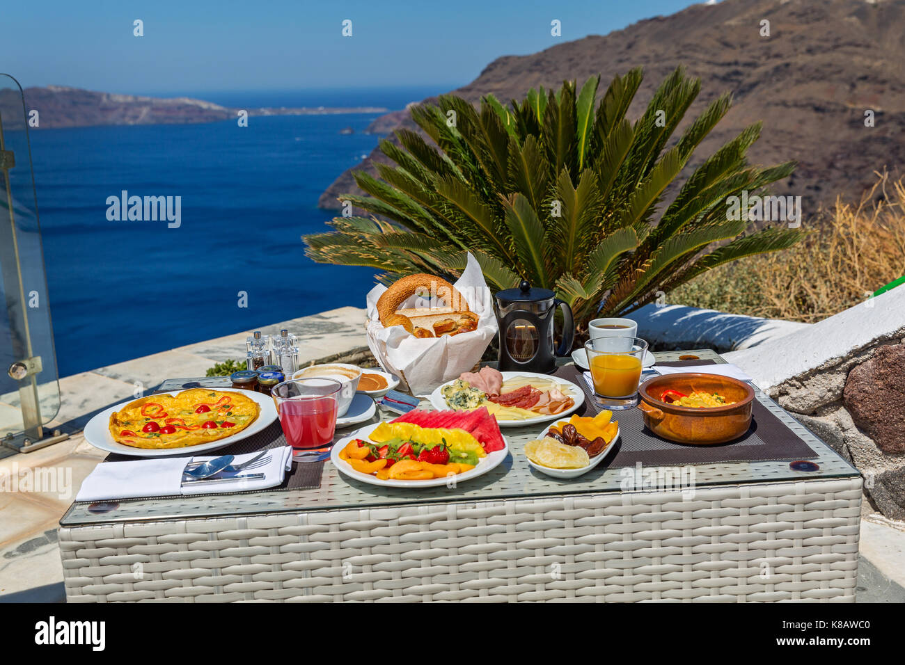 Colazione romantica per due in riva al mare Foto Stock