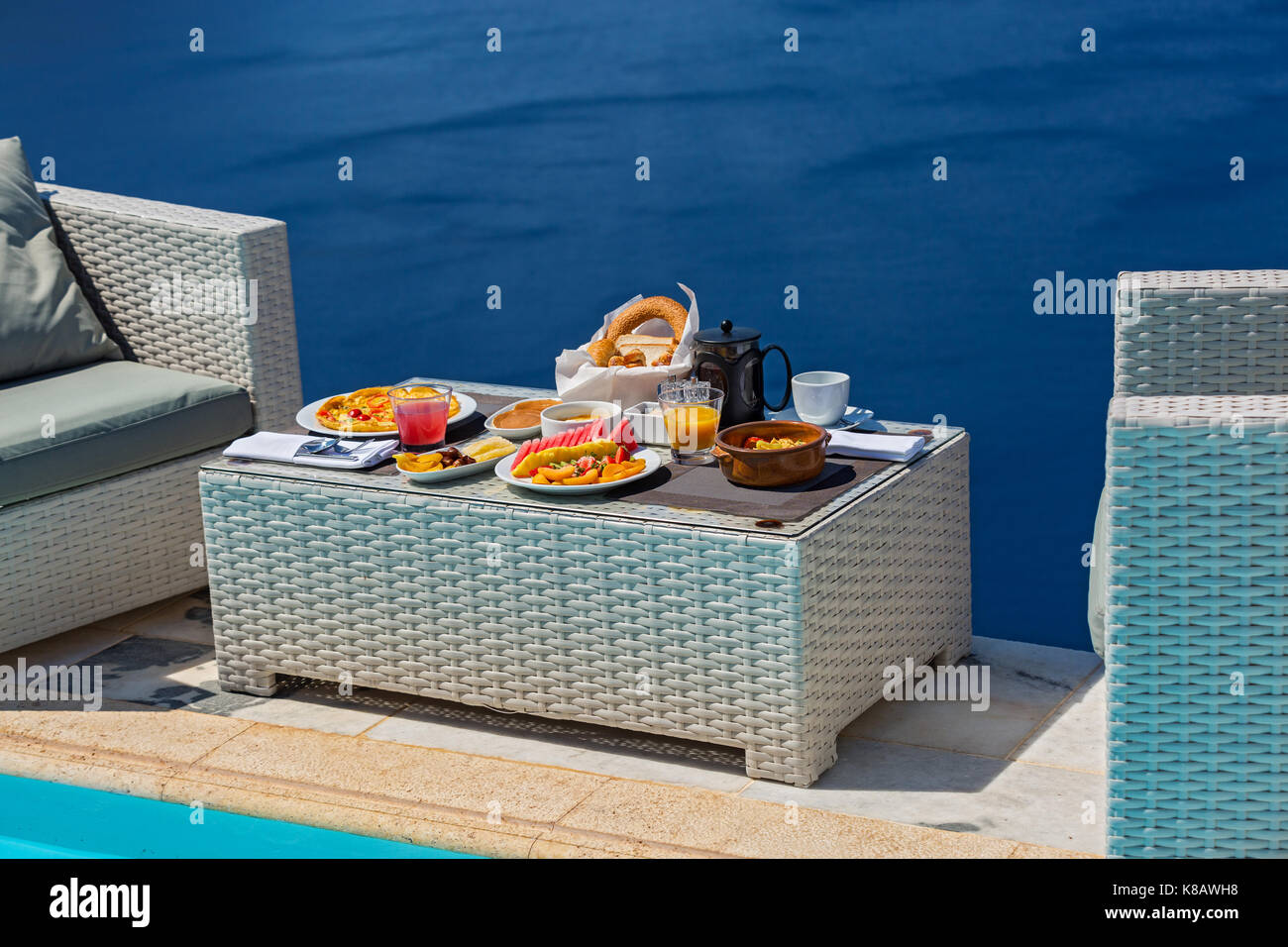 Colazione romantica per due in riva al mare Foto Stock