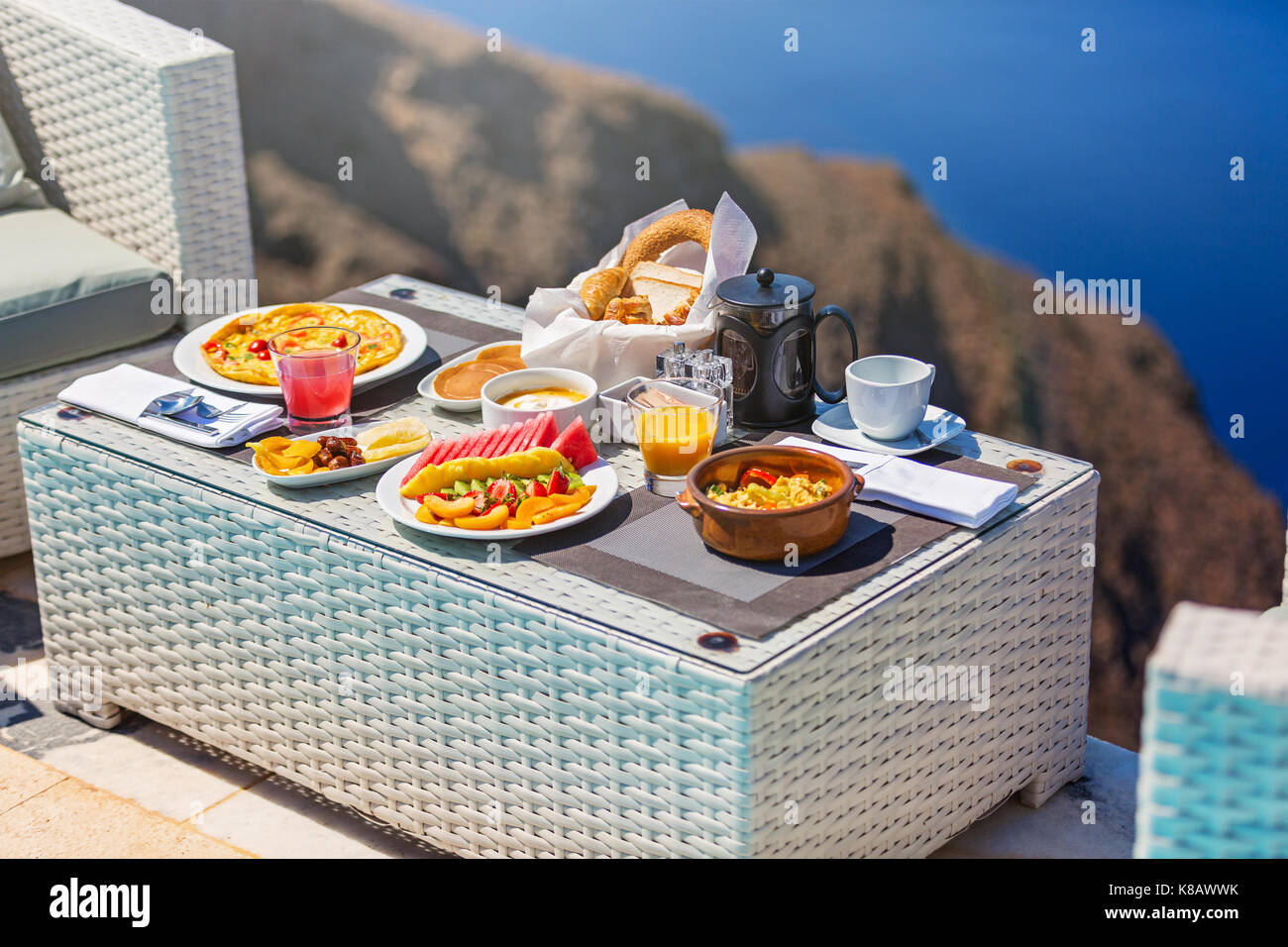 Fresca e sana colazione sullo sfondo del mare Foto Stock