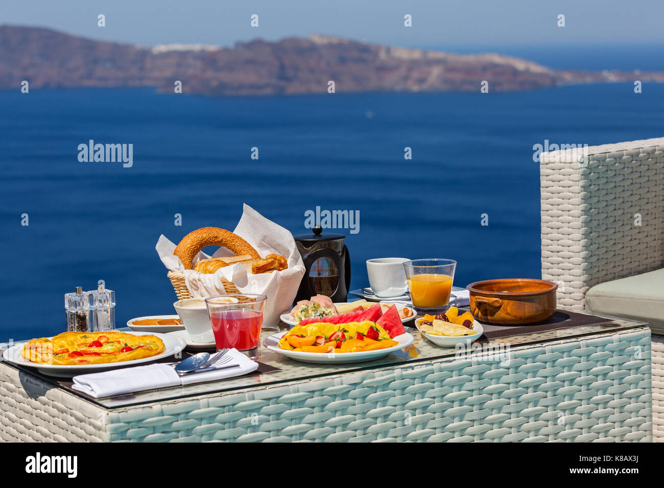 Fresca e sana colazione sullo sfondo del mare Foto Stock