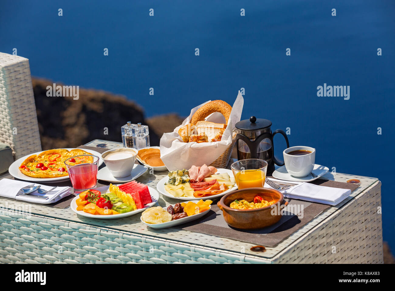 La colazione sullo sfondo del mare e monti Foto Stock