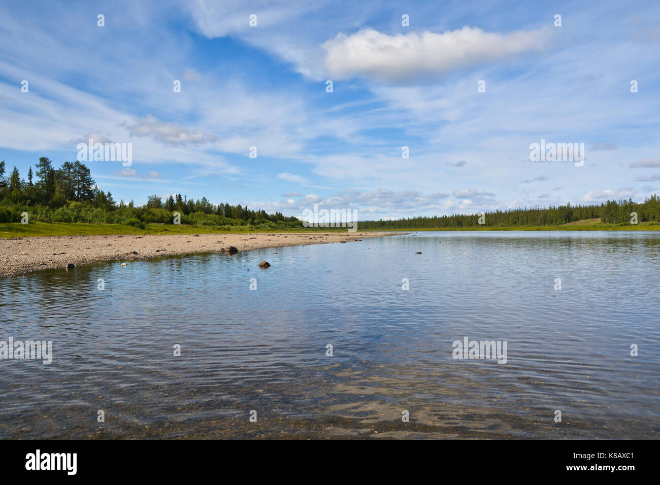 Il singhiozzo fiume Ural polare. nord paesaggio d'acqua. Foto Stock