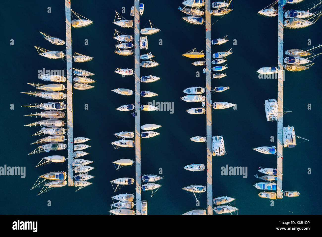 Vista aerea di incredibili barche al tramonto a Marmaris, Turchia. paesaggio minimalista con barche e mare nella baia di marina. vista dall'alto da fuco di harbor wit Foto Stock