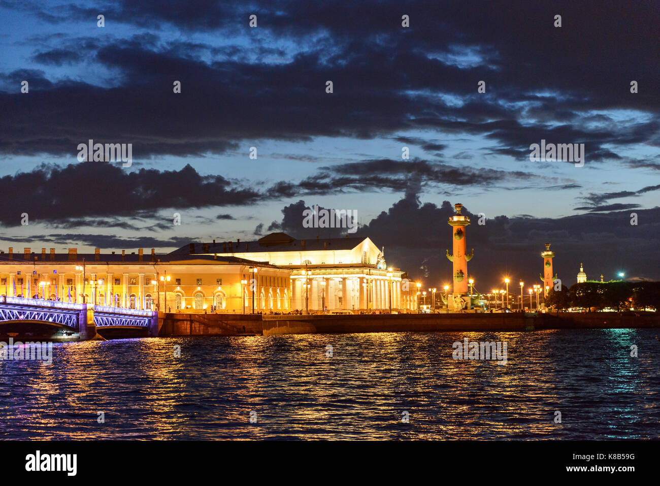San Pietroburgo tramonto sul fiume Neva, dello skyline della città di freccia Vasilevsky Island, colonne rostrale e costruzione di scambio Foto Stock