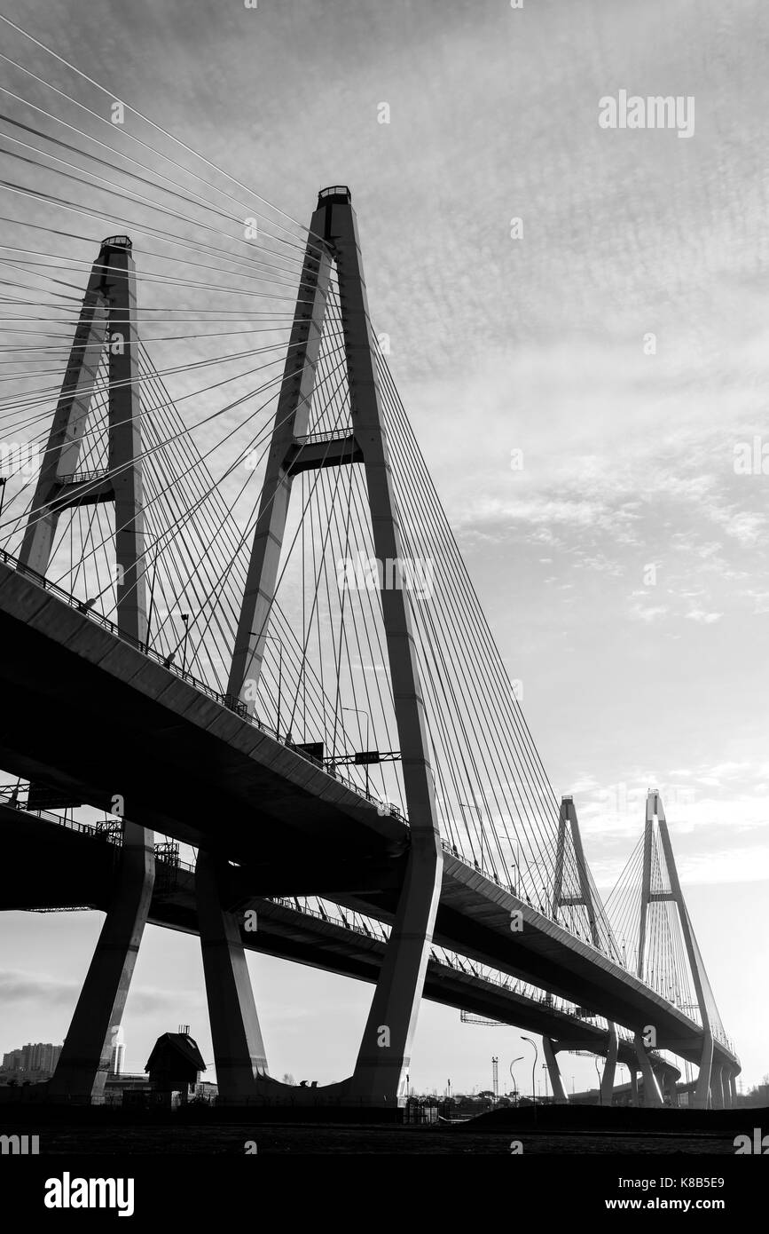 San Pietroburgo, cavo-alloggiato ponte attraverso il Neva all'alba Foto Stock