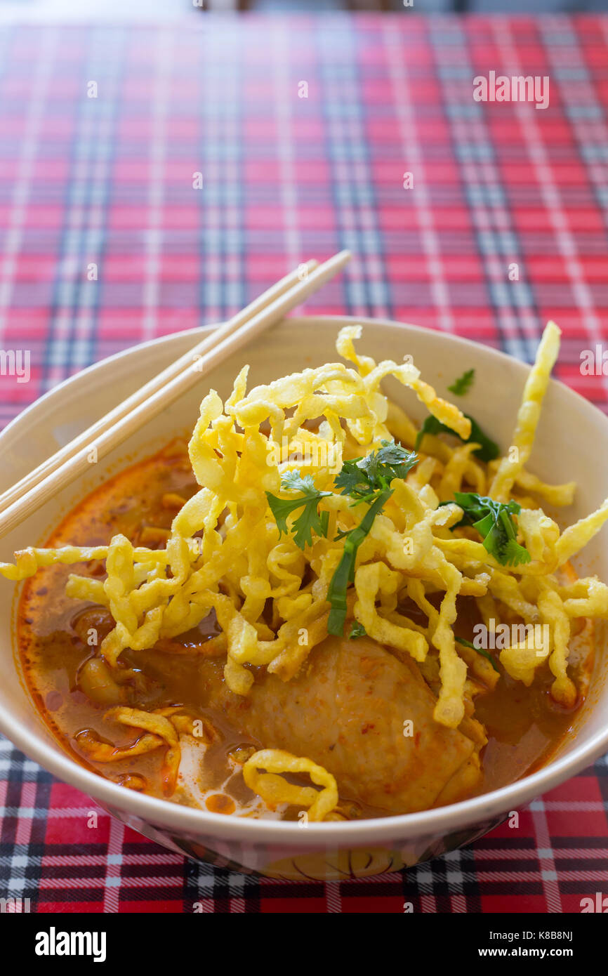 Khao soi , in stile tailandese settentrionale salsa speziata zuppa di noodle al pollo con Foto Stock