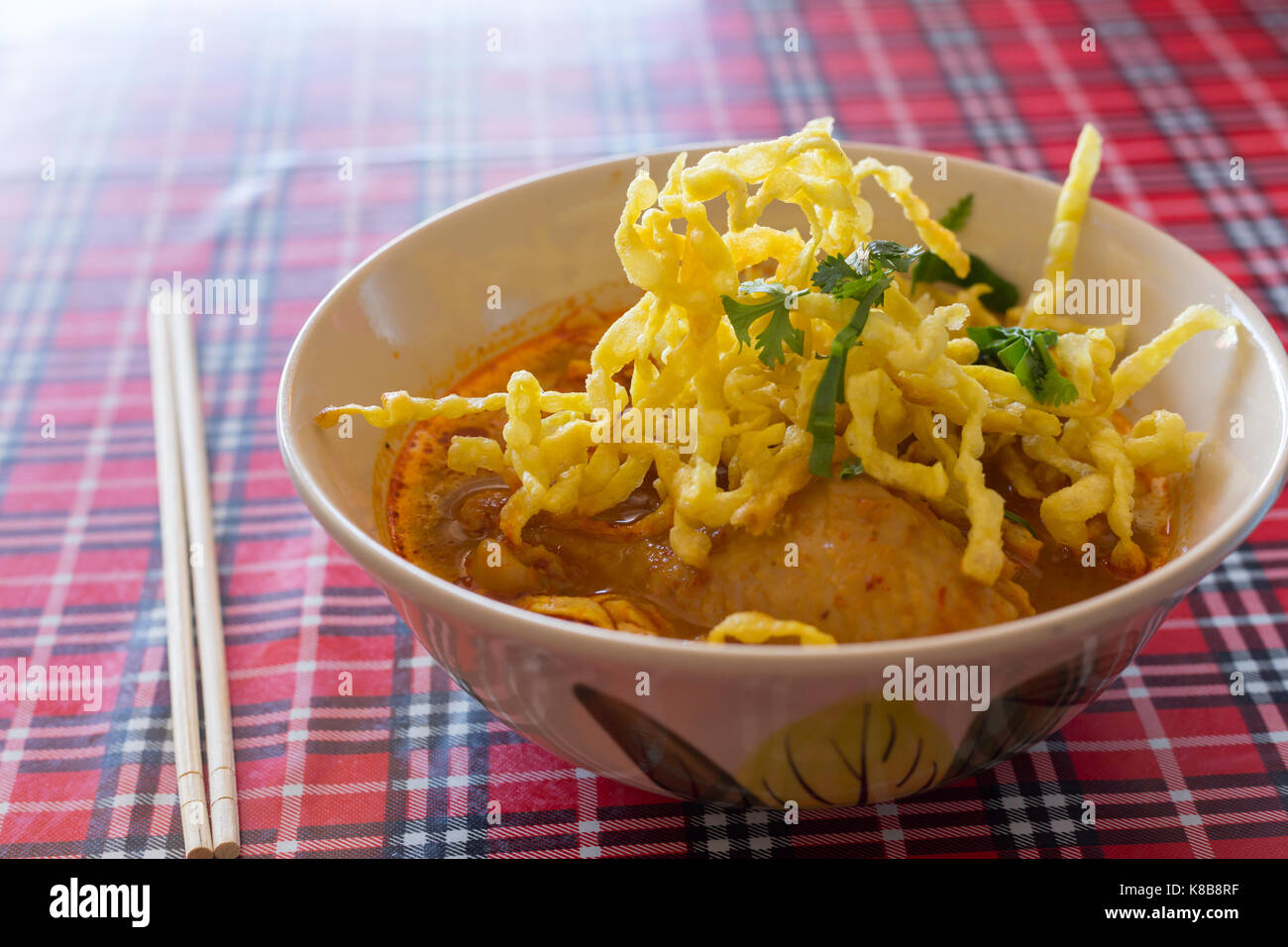 Khao soi , in stile tailandese settentrionale salsa speziata zuppa di noodle al pollo con Foto Stock