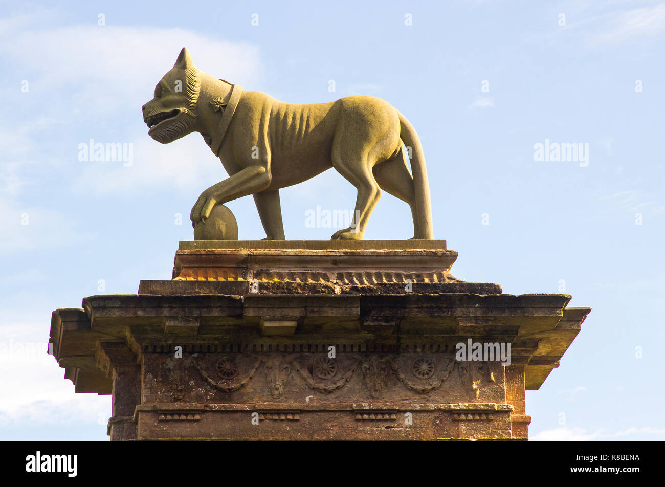 Una scultura di leone sulla cima di un cancello di pietra all'ingresso della porta del Vescovo di Mussenden, sulla costa settentrionale dell'Irlanda del Nord Foto Stock