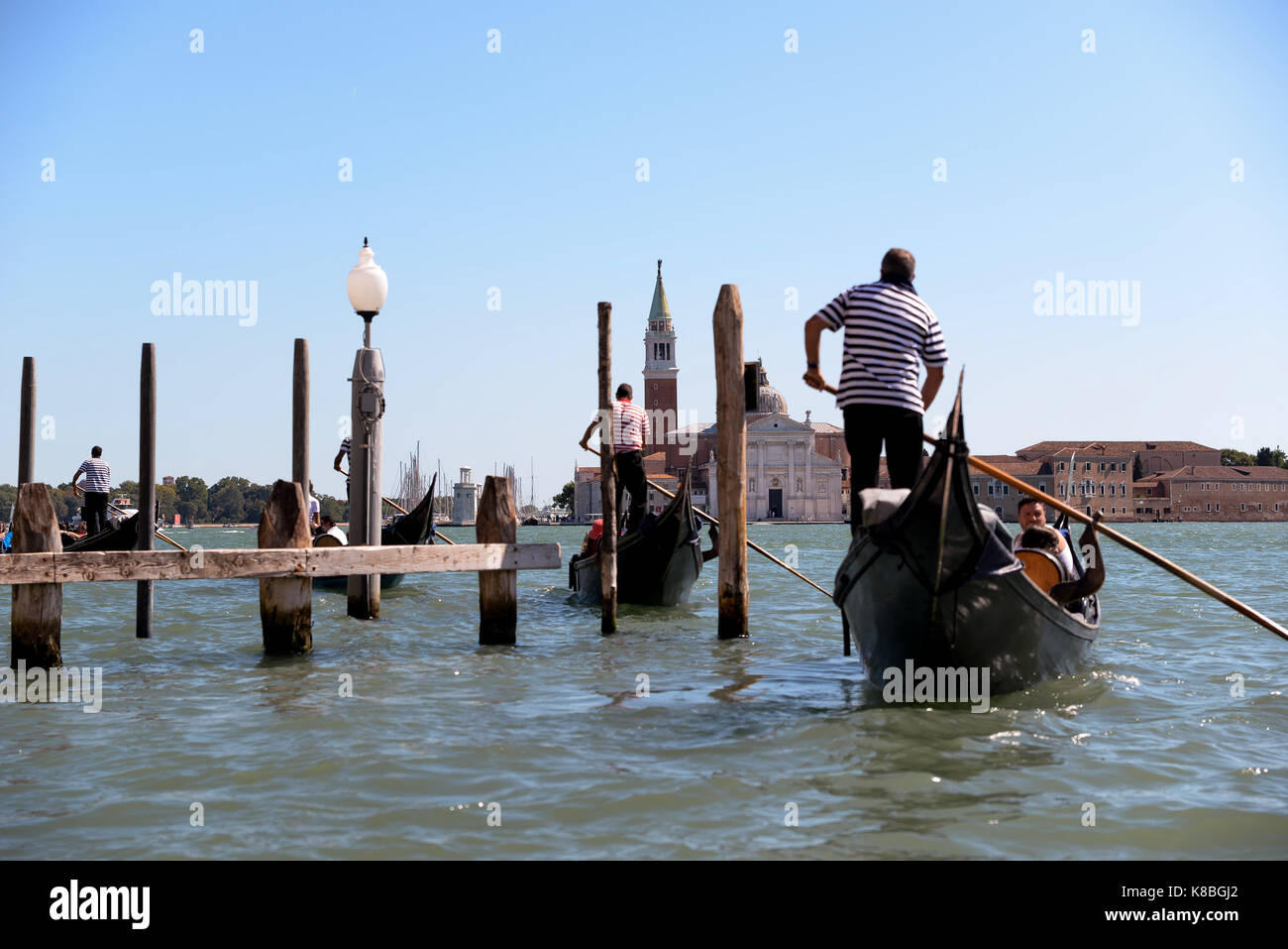 Viaggiare in gondola a Venezia Foto Stock