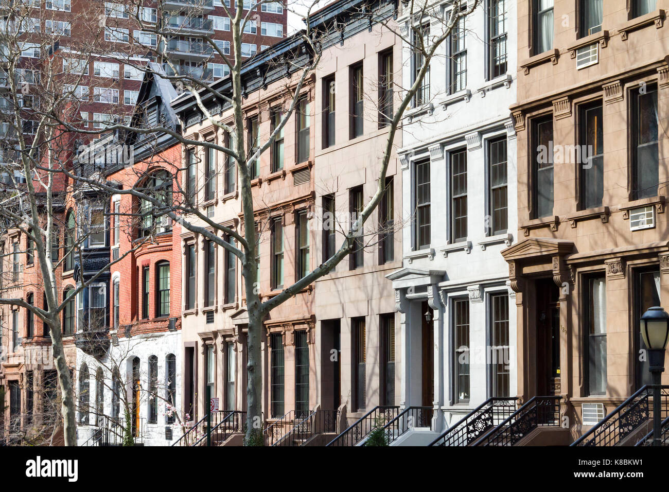 Fila di arenaria storici edifici lungo un blocco a Manhattan, New York City nyc Foto Stock