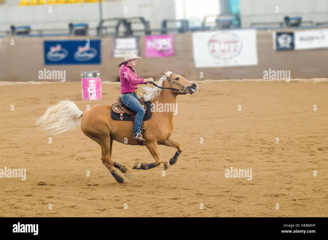 Cavallo Sport, onorevoli Finali Nazionali Corsa della botte presso l'Australian cavalli e bestiame Eventi Centro (AELEC) Indoor Arena,Tamworth NSW, Australia Foto Stock