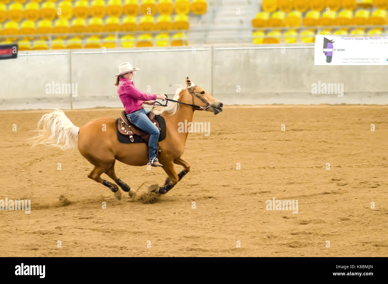 Cavallo Sport, onorevoli Finali Nazionali Corsa della botte presso l'Australian cavalli e bestiame Eventi Centro (AELEC) Indoor Arena,Tamworth NSW, Australia Foto Stock