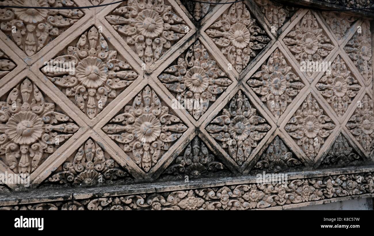 Dharmachakra dharma raggi ruota di ashoka chakra parete di recinzione buddista hindi simboleggia gli insegnamenti del Buddha phnom penh Cambogia Foto Stock