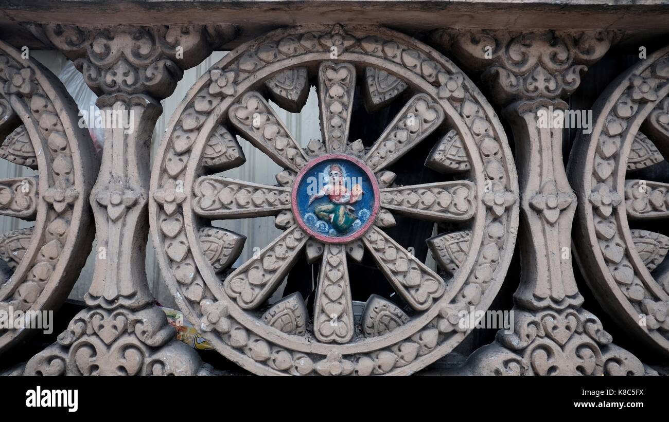 Dharmachakra dharma raggi ruota di ashoka chakra parete di recinzione buddista hindi simboleggia gli insegnamenti del Buddha phnom penh Cambogia Foto Stock