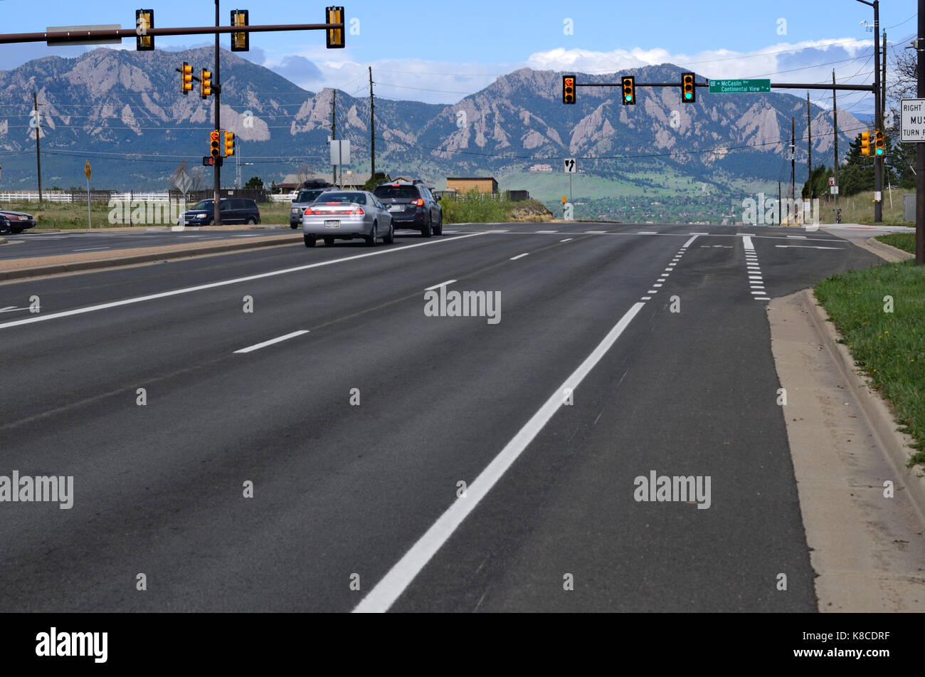 South Boulder Rd. a McCaslin Rd, a Louisville, CO, guardando ad ovest verso la città di Boulder, montagna verde con il Flatirons e recare il picco Foto Stock